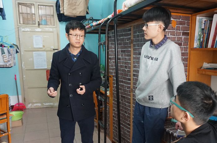 深入学生宿舍,与学生交流 深入学生宿舍,与学生交流