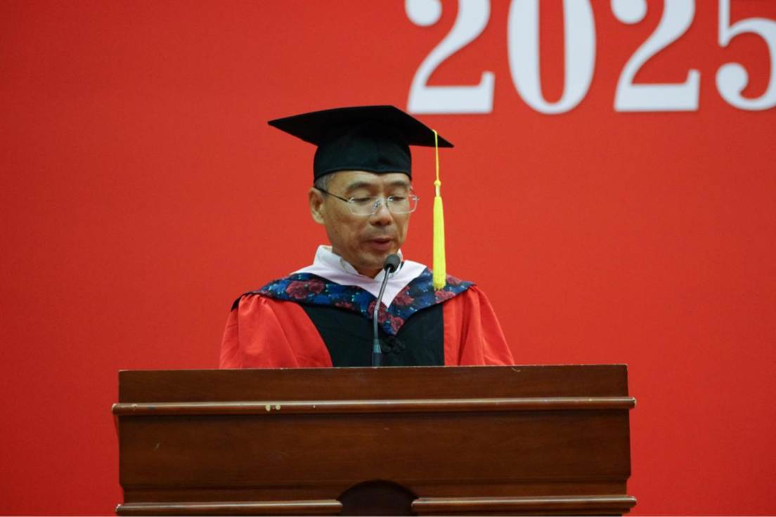 吴韬教授宣读学位授予决定